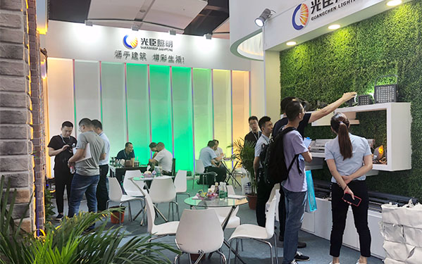 客戶現(xiàn)場咨詢光臣LED亮化燈具